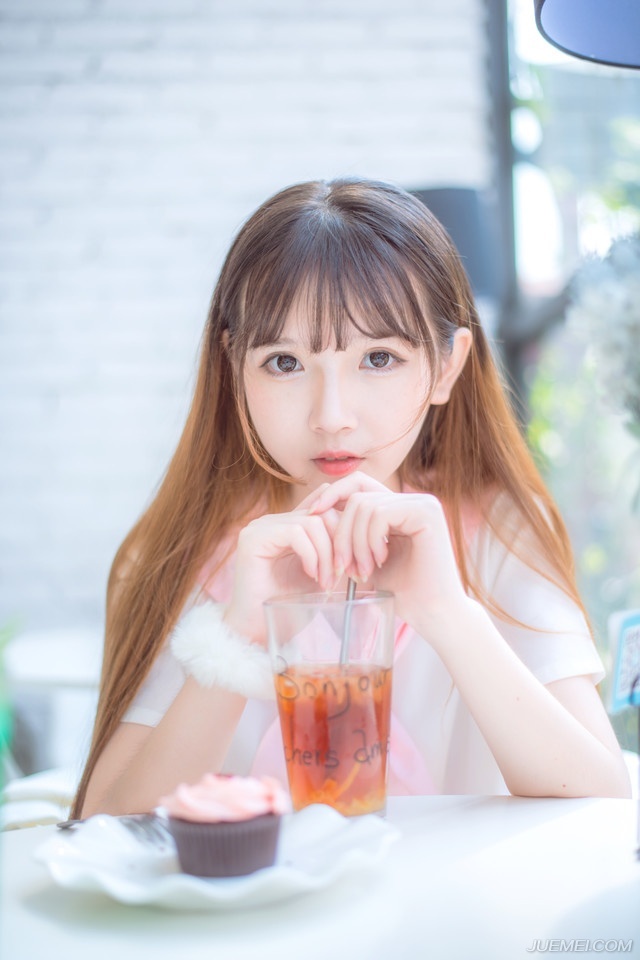 无论你怎么与他人控制距离，你依然会失去控制，因为这个世界上总有人能让你乖乖交心和伤心——韩寒《告白和告别》